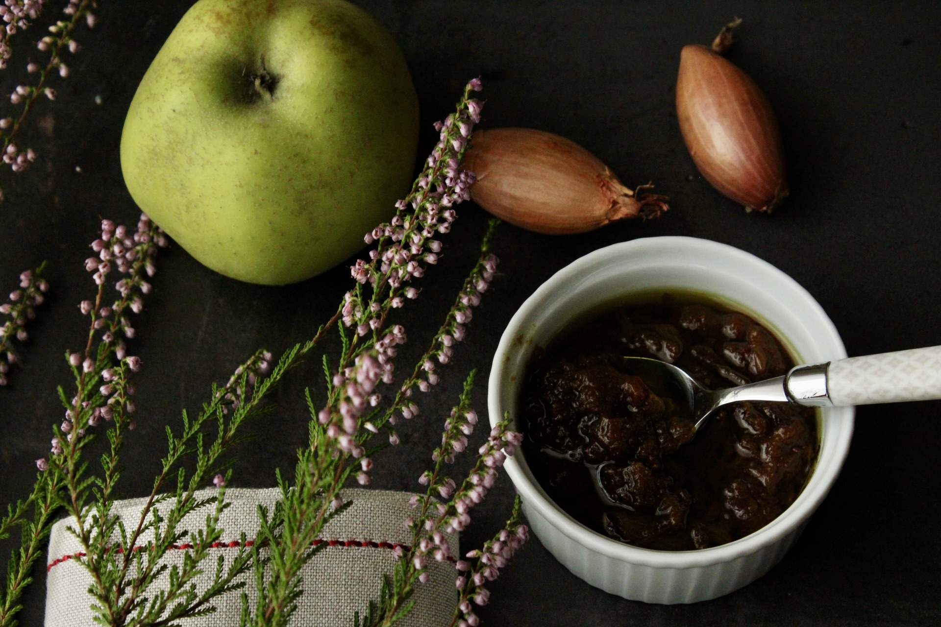 salsa di mele curry e scalogni